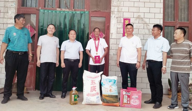 关心关爱老党员 传承党的好作风 ——世俱杯(中国武陟环卫项目部走访慰问老党员