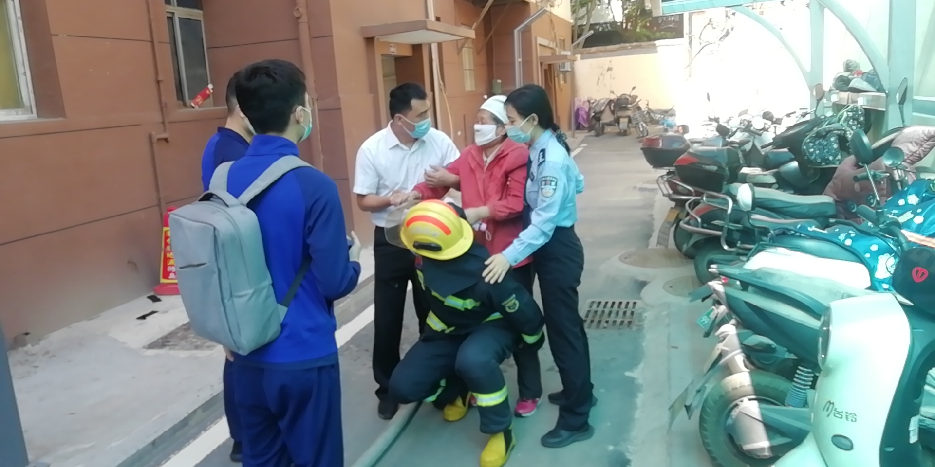 抗疫中的世俱杯(中国力量丨核酸检测时突遇火情 世俱杯(中国员工及时救火化险为夷！